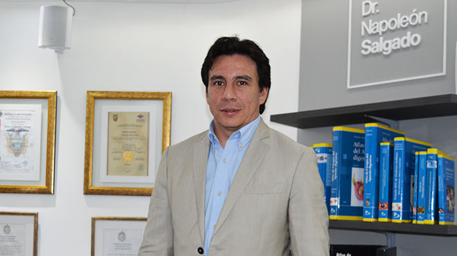 Napolen Salgado, cirujano baritrico del Hospital Metropolitano