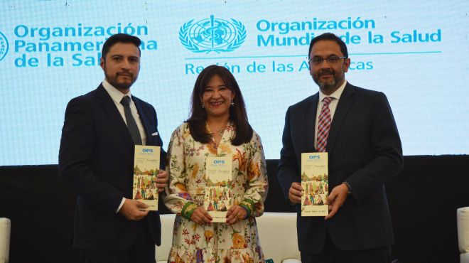 Eduardo Herdoiza, viceministro de Gobernanza de la Salud; Sonia Quezada, representante de la OPS/OMS en Ecuador; Juan Manuel Escalante, de la Cancillera. 