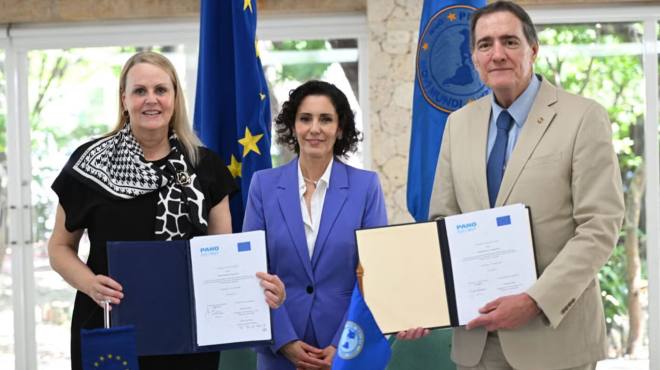 Florika Fink-Hooijer, Hadja Lahbib y Jarbas Barbosa.