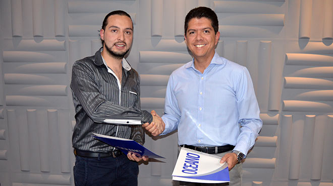 Felipe Alarcn, presidente nacional de la FPSR, y Oswaldo Almeida, director general de Editorial Ocano de Ecuador.