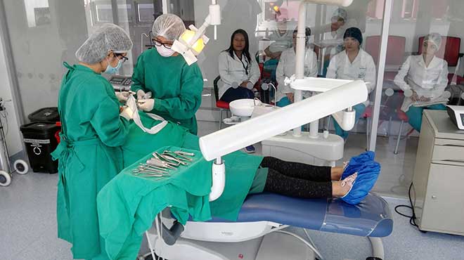 El piso quirrgico consta de dos quirfanos equipados con tecnologa de punta y un auditorio.