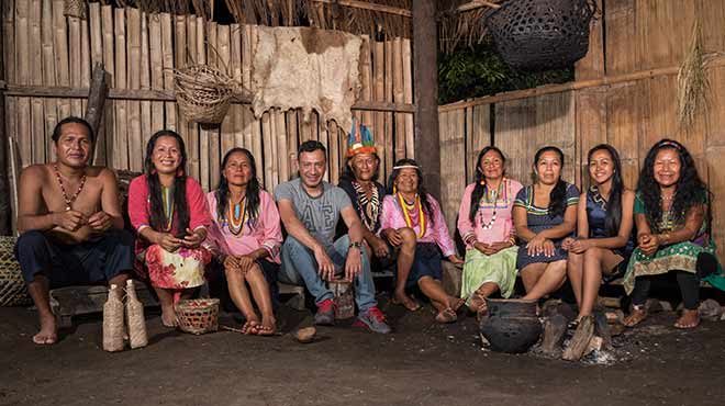 Omar Vacas Cruz junto a colaboradores kichwas del alto Napo.