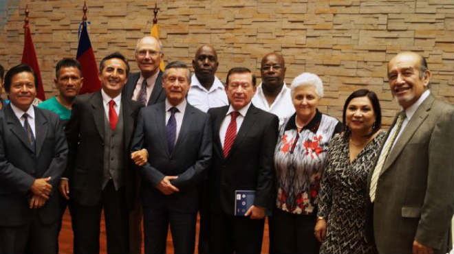 Cient�ficos e investigadores que asistieron a la presentaci�n del libro �Historia de la oncocercosis. Ceguera de los r�os en el Ecuador� 