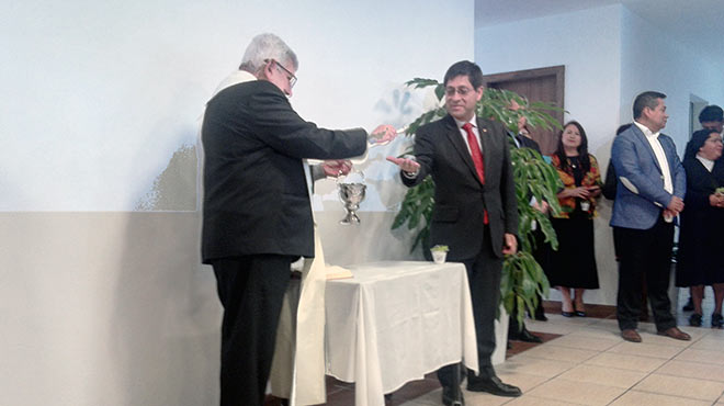 Fernando Ponce Len, rector de la PUCE, recibe la bendicin para el proyecto PUCE Salud.
