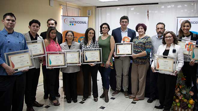 Patricia Granja, ministra de Salud subrogante, junto a dueos de restaurantes