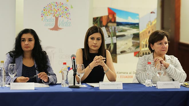Rosana Alvarado, ministra de Justicia, Isabel Maldonado, secretaria tcnica del Plan Toda una Vida, y Barbara Hess, directora residente de la GIZ en Ecuador.
