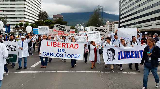 Mdicos marchan en apoyo a Carlos Lpez.