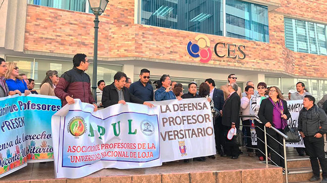 Docentes universitarios realizan plantn en las afueras del CES. 