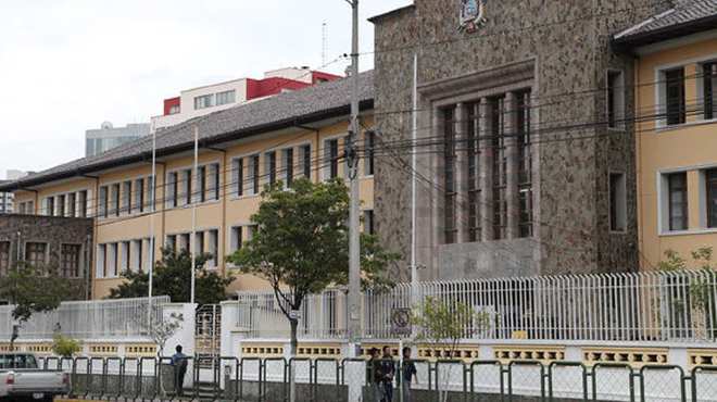 Est ubicado en la Unidad Educativa Fiscal Manuela Caizares.