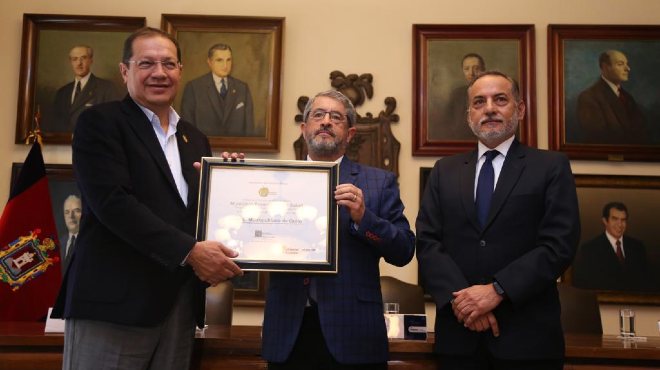 El ministro de salud entreg la certificacin.