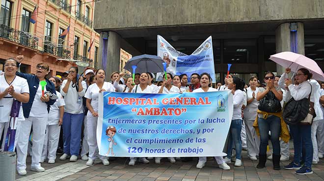 Enfermeras y enfermeros del Hospital General de Ambato en la Plaza de la Independencia.