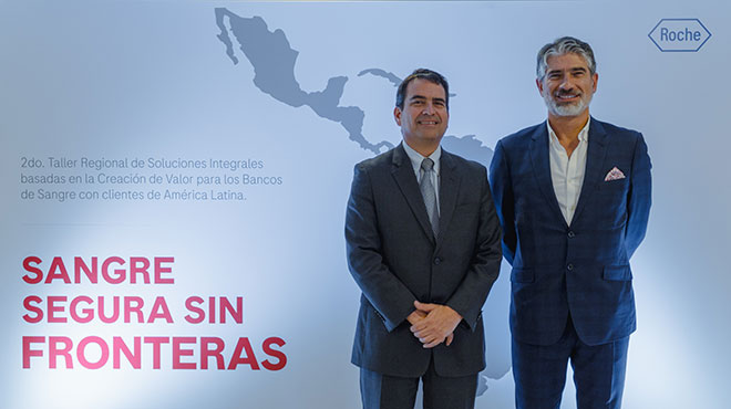 Roberto Taboada, gerente general de Roche Diagnstica para Ecuador y Per; Juan Carlos Serrano, director de Desarrollo de Negocios de Roche Diagnstica LATAM.