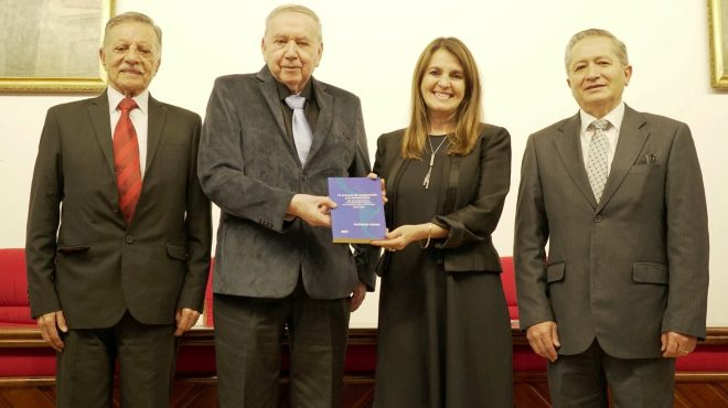 Csar Hermida Bustos, mdico ecuatoriano; Patricio Ypez, autor del libro; Mara Augusta Hermida, rectora de la Universidad de Cuenca; Fabin Carrasco, exrector de la Universidad de Cuenca.