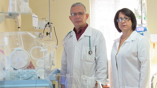 Rolando Gras, coordinador del proceso de Pediatra del HMHA y Lourdes Prieto, neonatloga.