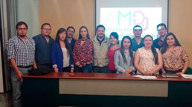 Representantes de la Sociedad Ecuatoriana de Mdicos Posgradistas y Asociacin de Mdicos Devengantes de Pichincha.