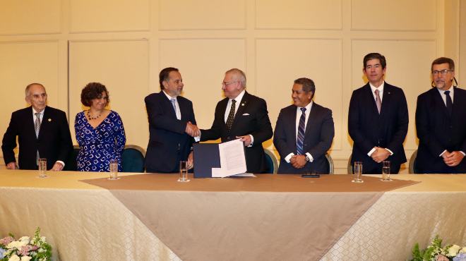 Firma del convenio entre representantes de ambas instituciones.
