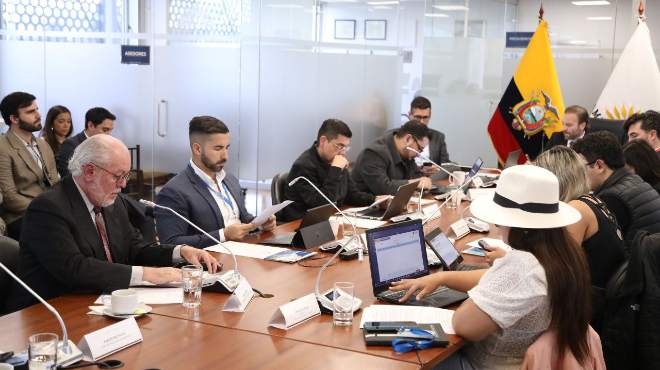 Representantes de SOLCA en la Comisión de Salud.