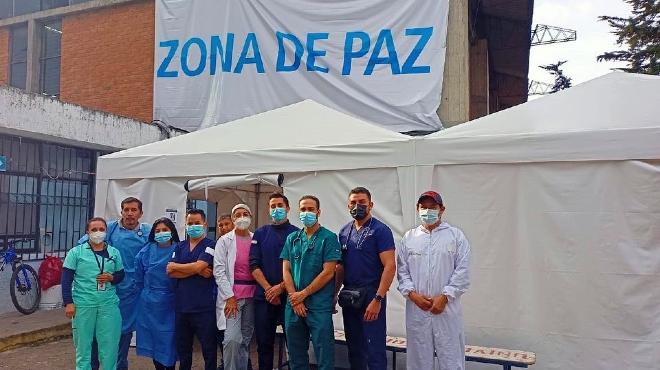 Profesionales de la salud voluntarios en la Zona de Paz de la UCE.