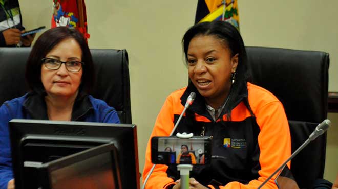 Margarita Guevara, gobernadora de Chimborazo, junto a Alexandra Ocles, secretaria de Gestin de Riesgos, en el COE provincial.