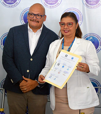 Andrs Daz, presidente de la SIG, entrega el documento a Lucy Jurado, coordinadora Zona 8.