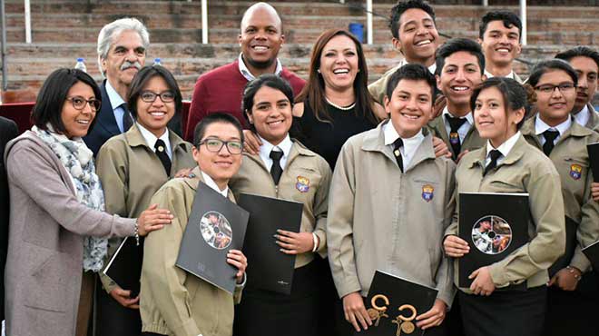 Ledy Ziga Rocha junto a los estudiantes del Instituto Nacional Meja