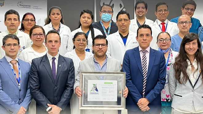 Autoridades y profesionales de la salud reciben la certificacin.