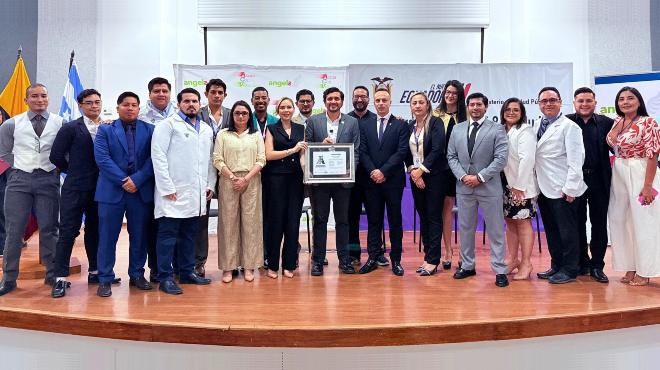 El ministro de Salud recibe la acreditación en nombre de los dos establecimientos certificados recientemente.