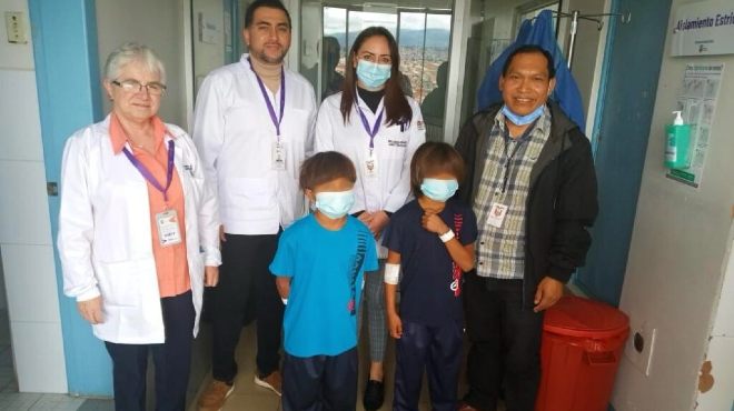 Niños saliendo de la casa de salud.