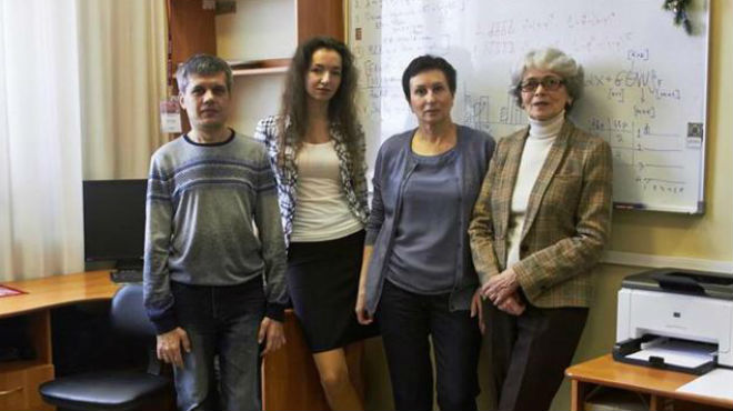Tatiana Axenvich (iquierda) y su grupo de investigadores.