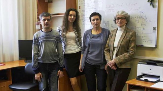 Tatiana Axen�vich (iquierda) y su grupo de investigadores.