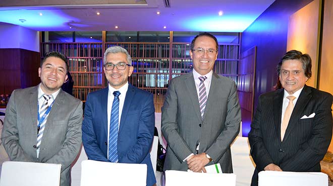Gabriel Manrique, asesor comercial de Roche Diagnstica, Miguel Moreira, director tcnico mdico del HCAM, Christian Armas, gerente de ventas de Roche Diagnstica, y Juan Pez, gerente del HCAM, invitados a la presentacin del software Tracking for Life.