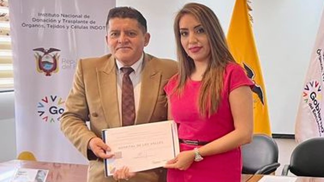 Mauricio Espinel, director ejecutivo del INDOT; Salom Sarango, coordinadora de Transplantes del Hospital de los Valles.