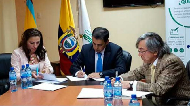 Autoridades del IESS y la Universidad Nacional de Loja durante la firma del convenio.