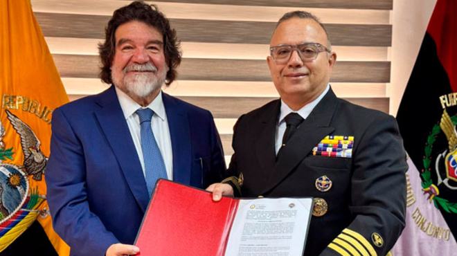 Patricio Espinosa Del Pozo, rector de la UCE, y Cap. de Nav�o - EMC Juan Carlos Cruz Andrade, director de Sanidad de la FFAA.