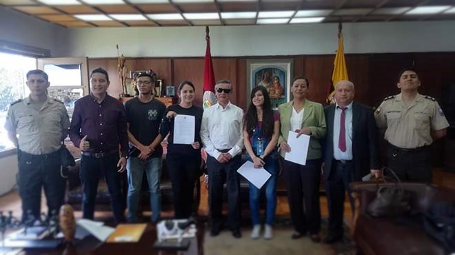 Fernando Semprtegui, rector de la UCE, junto a representantes estudiantiles y de la Polica Nacional. 