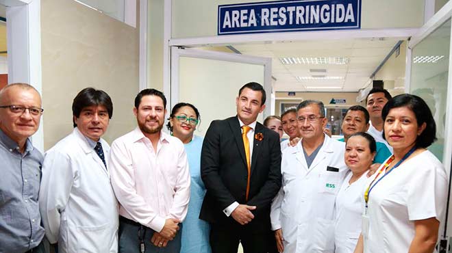 Carlos Vallejo Burneo, director general del IESS, junto a personal del Hospital de Portoviejo. 