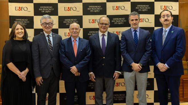 Autoridades de la USFQ en la inauguración.