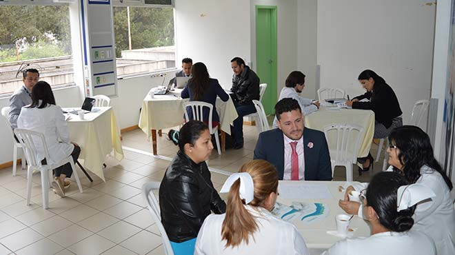 Equipo de Uniteco asesorando a los profesionales del Hospital Padre Carollo.