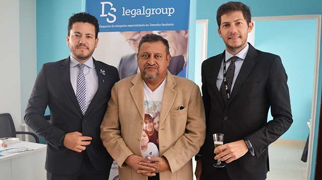 Santiago Castro, gerente general de Uniteco en Ecuador, Jos Eras, presidente de la FME, y Daniel Soto, director de DS Legal Group Ecuador.