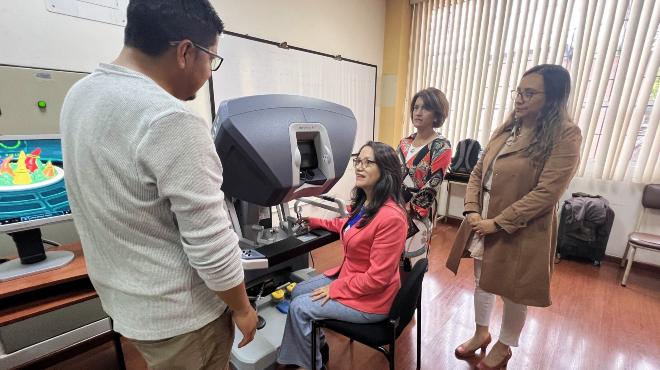 Profesionales utilizando la consola Da Vinci.