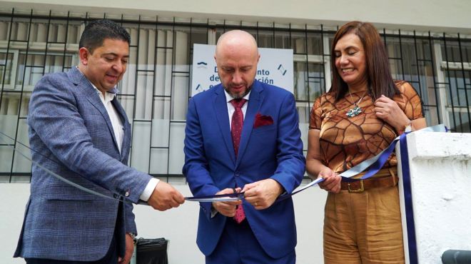 Rodrigo Mendieta, Gabriele Bigoni y Lourdes Huiracocha en el corte de cinta de la inauguración.