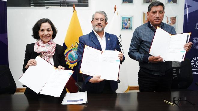 Amira Herdoiza, directora Ejecutiva de Kimirina; Jos Ruales, ministro de Salud; Fausto Vargas, secretario general de CEPVVS.