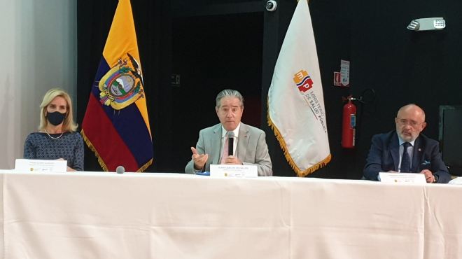 Mara Gloria Alarcn, representante de la sociedad civil, Juan Carlos Zevallos, ministro de salud, y Fernando Espinoza, representante de la academia. 