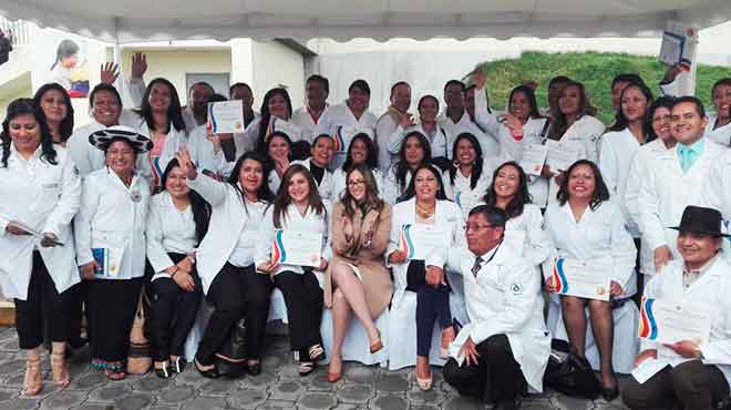 Vernica Espinosa, ministra de Salud, junto a posgradistas de Medicina Familiar y Comunitaria.