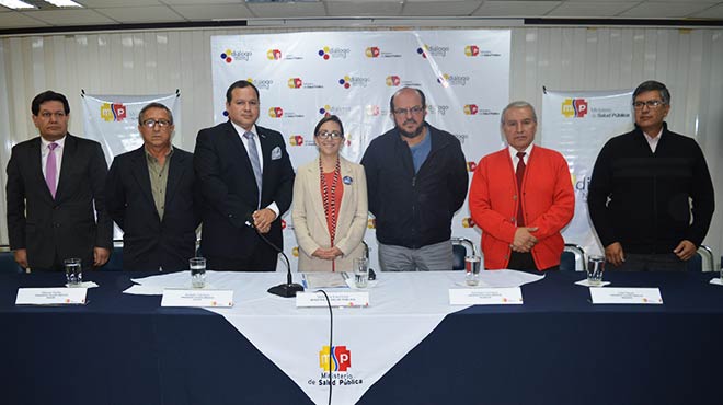 Fausto Idrovo (Colegio Mdico de Azuay), Rnner Farfn (Colegio Mdico de Manab), Ernesto Carrasco (Colegio Mdico del Guayas), Vernica Espinosa (MSP), Santiago Carrasco (Colegio Mdico de Pichincha), Lder Reyes (Colegio Mdico de Imbabura) y Vctor lvarez (Colegio Mdico de Pichincha).