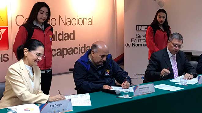 Eva Garca, ministra de Industrias y Productividad, Xavier Torres, presidente del Conadis, y Csar Daz, director ejecutivo del INEN