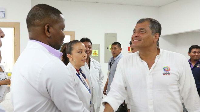 Rafael Correa, presidente del Ecuador, mientras visita las instalaciones del los nuevos hospitales.