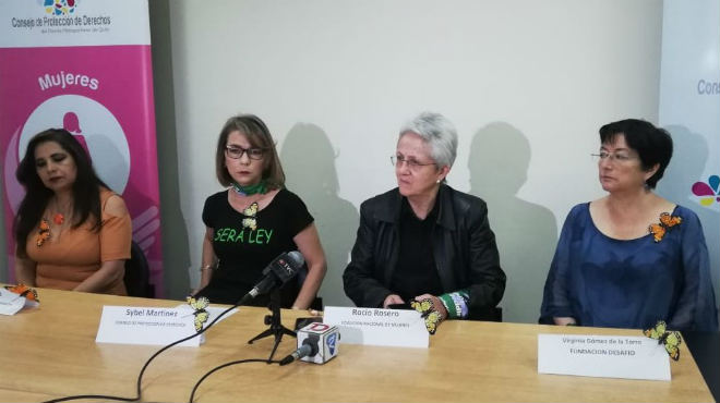 Myriam Auz, de Mujeres Con Voz, Sybel Martnez, del Consejo de Proteccin de Derechos del Distrito Metropolitano de Quito, Roco Rosero, de la Coalicin Nacional de Mujeres, y Virginia Gmez de la Torre, de Fundacin Desafo. 