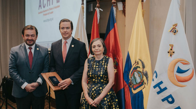 Fabricio Villamar, asamblesta; Ral Alcvar Gonzlez, presidente de ACHPE; y Ana Delgado Cedeo, directora ejecutiva de ACHPE.