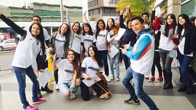 Wilson Merino junto a voluntarios del Acuerdo Contra el Cncer